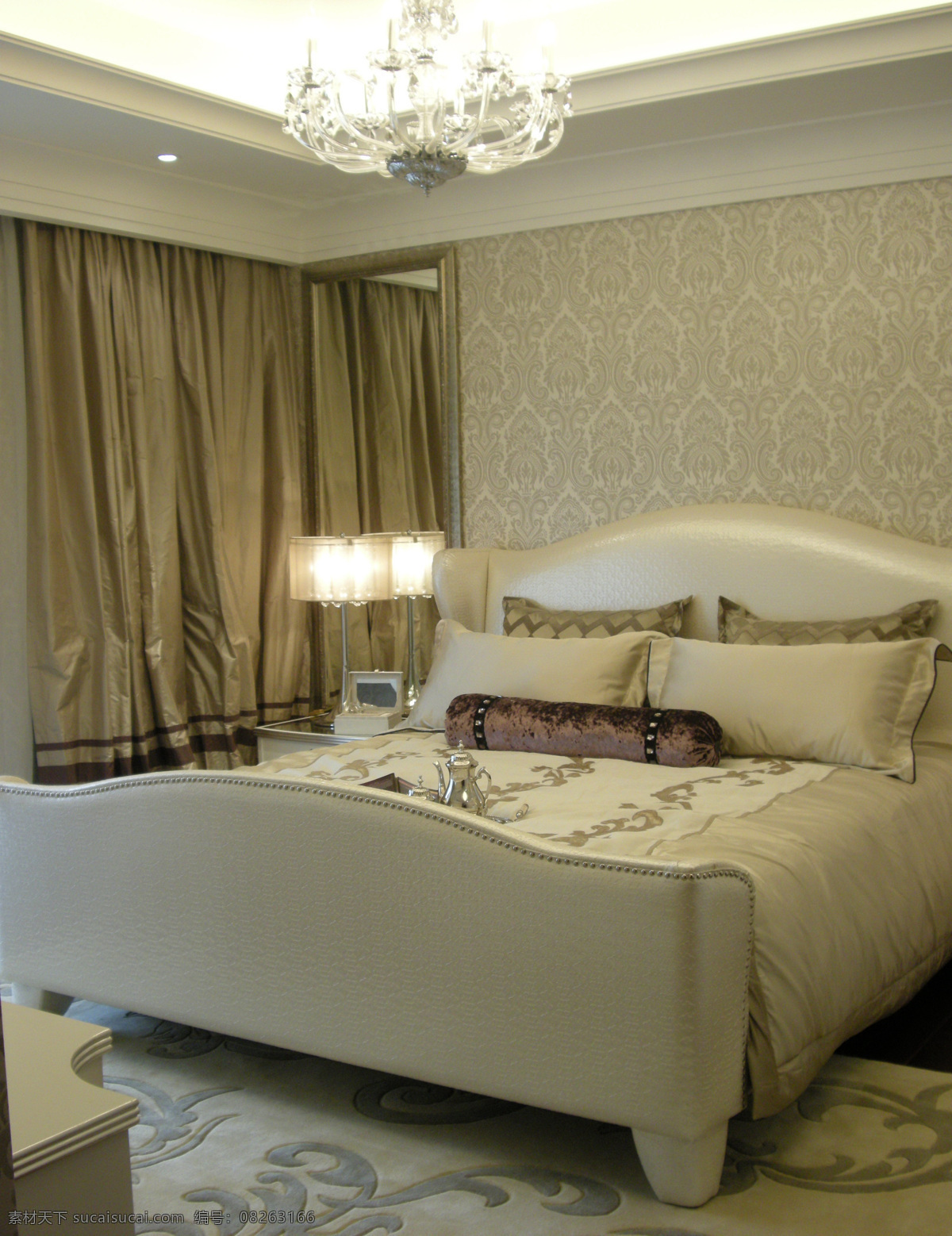 欧式 卧室 透明 玻璃 吊灯 室内装修 效果图 卧室装修 皮质床头 白色透明吊灯 金色台灯