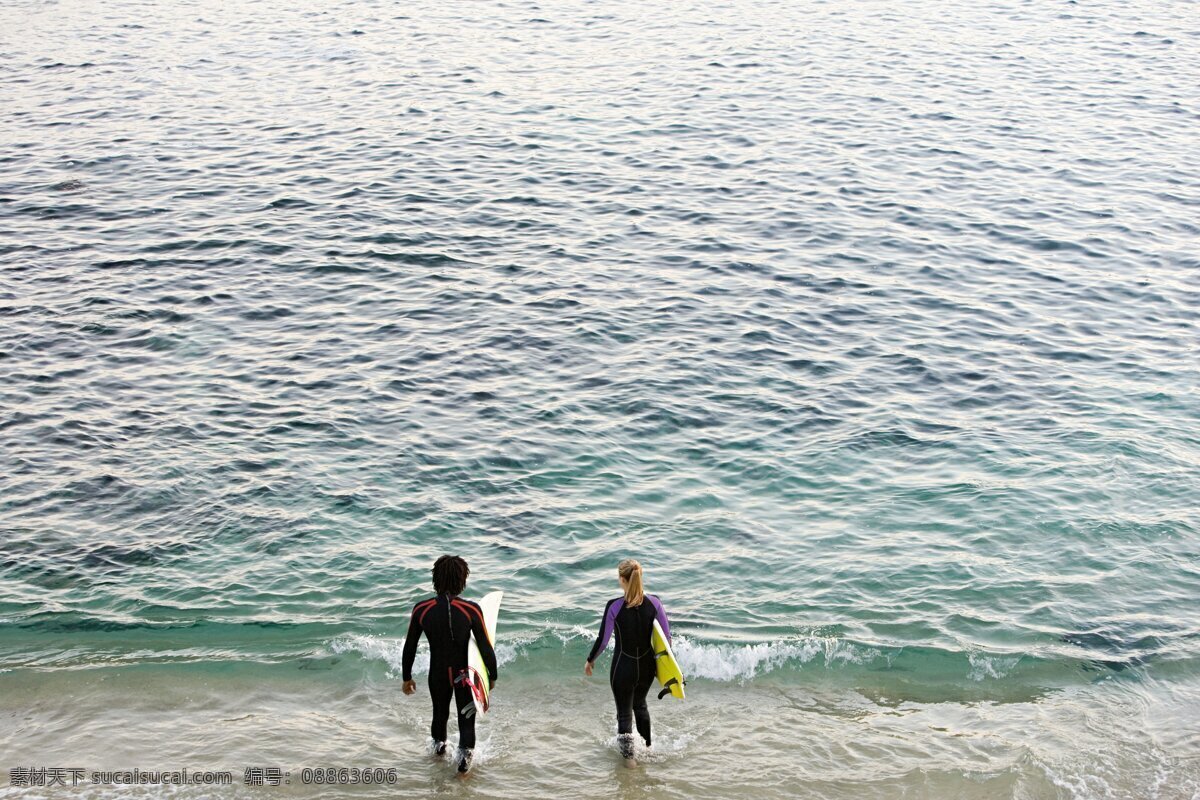 海边 冲浪板 人物 大海 浪花 运动 情侣 男人 女人 人物摄影 人物素材 生活人物 人物图片