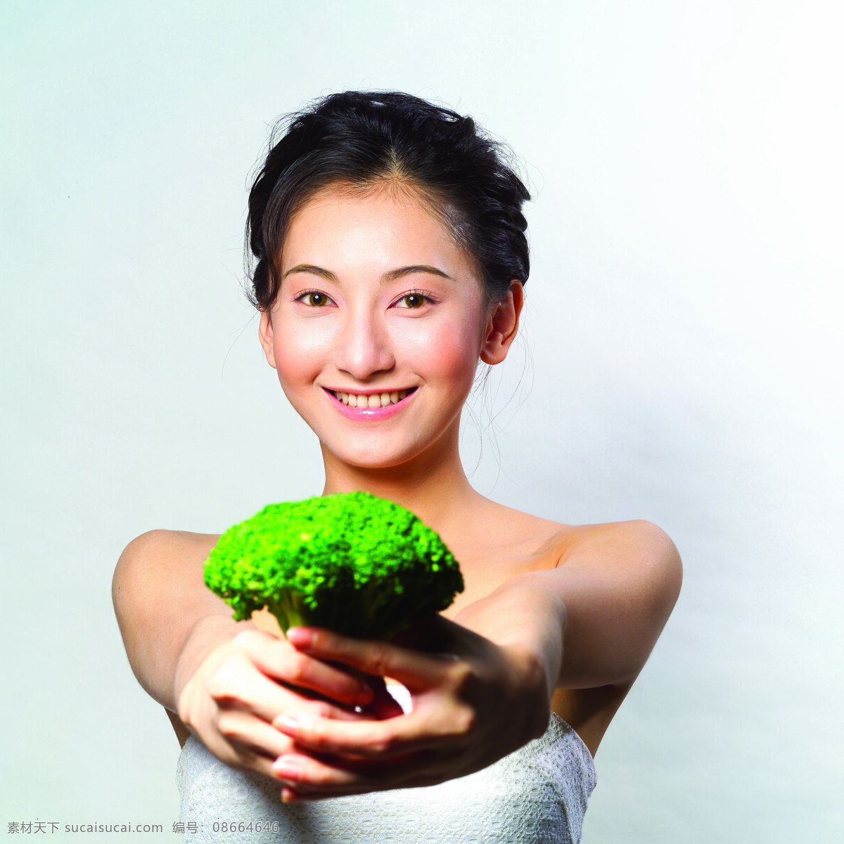 绿色 蔬菜 美女图片 美女 女性 性感美女 健康女性 模特 青年女生 健康美女 节食 瘦身 减肥 西兰花 微笑 女性女人 人物图库 人物图片