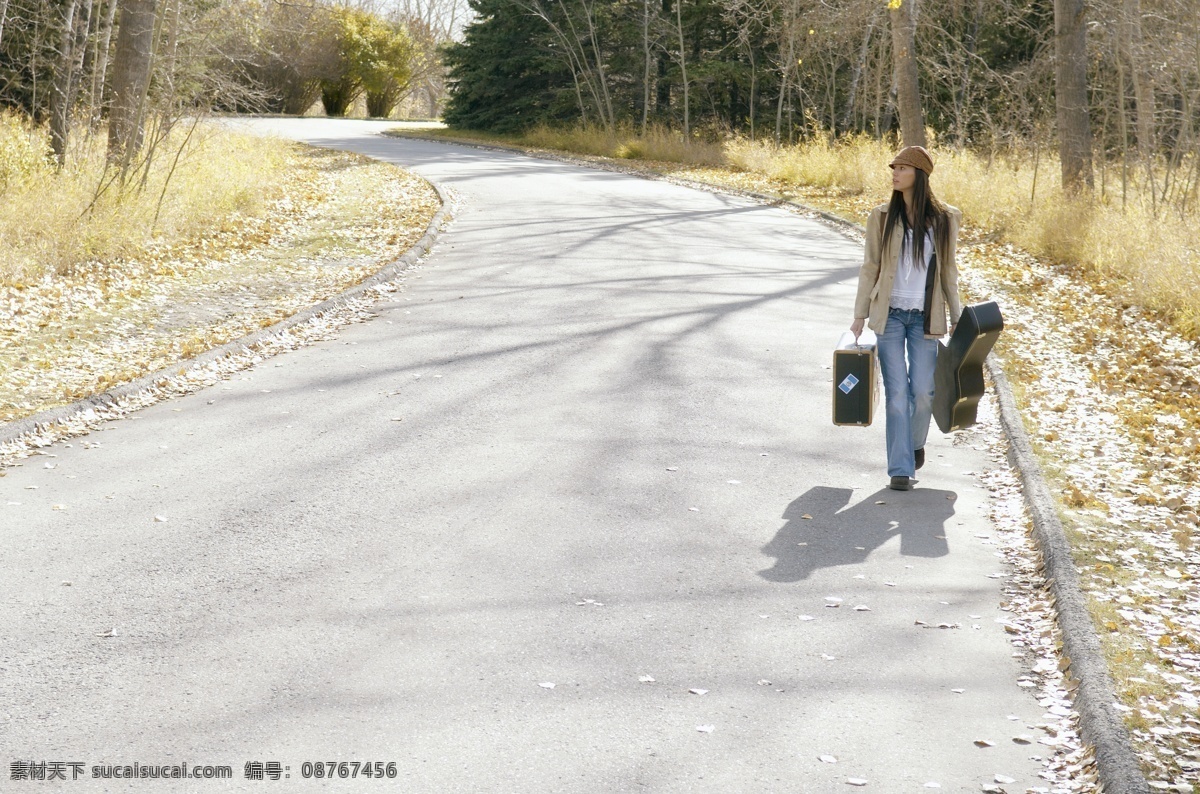 行走 公路 旁 美女图片 时尚女性 时尚美女 美女写真 美女摄影 旅行 旅游 行李 人物图片