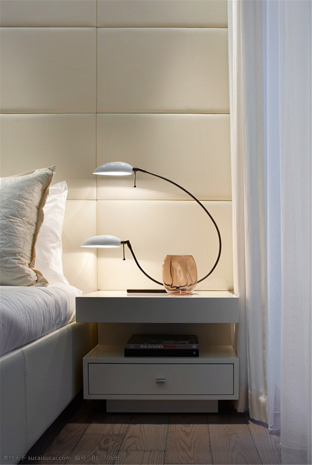 现代 清新 卧室 白色 窗帘 室内装修 效果图 卧室装修 木地板 白色床头柜 异形台灯