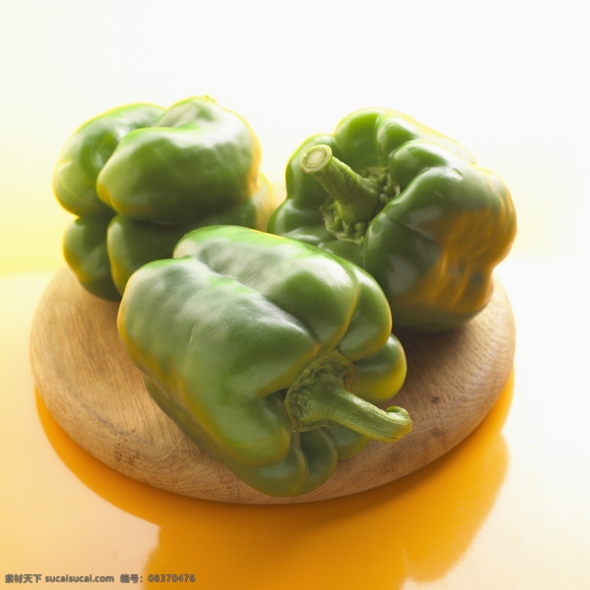 圆 板 上 三个 青椒 圆板 木板 蔬菜 蔬菜图片 餐饮美食