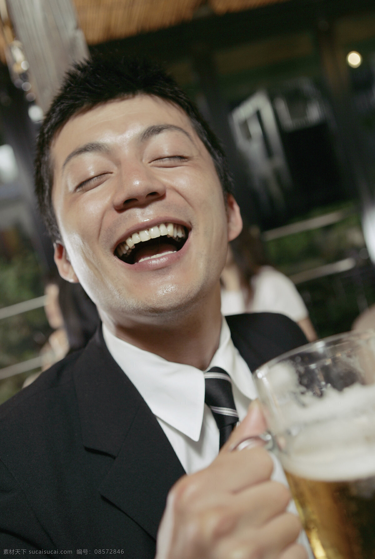 喝 啤酒 男人 美味 好吃 食物 可口 诱人 闭眼 夸张表情 男性 男人图片 人物图片