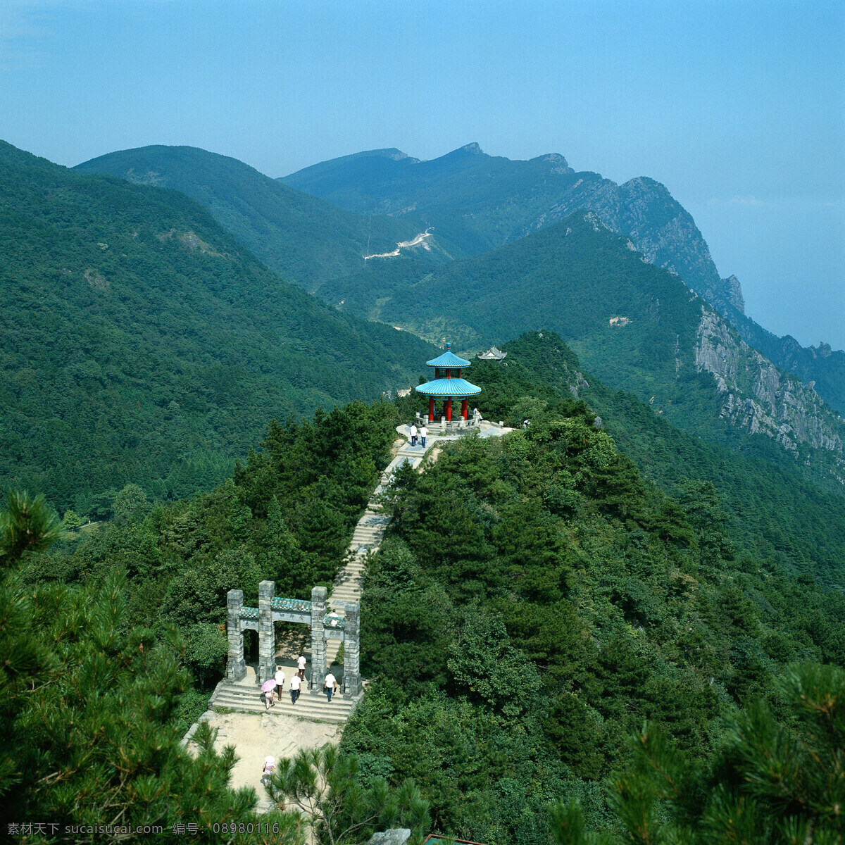 青山 寺庙 游人 天空 蓝天 烟雾 云烟 高山 大山 绿树 树木 森林 翠绿 茂密 亭子 建筑 景观 景色 高清图片 山水风景 风景图片