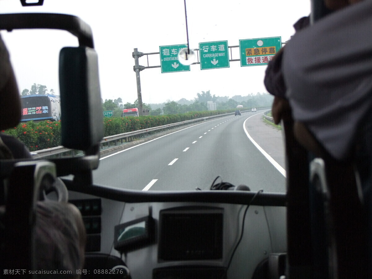 大巴 公路 旅游 生活百科 生活素材 指示牌 车窗 外 风景图片 车窗外的风景 车头特写 驾驶室 psd源文件