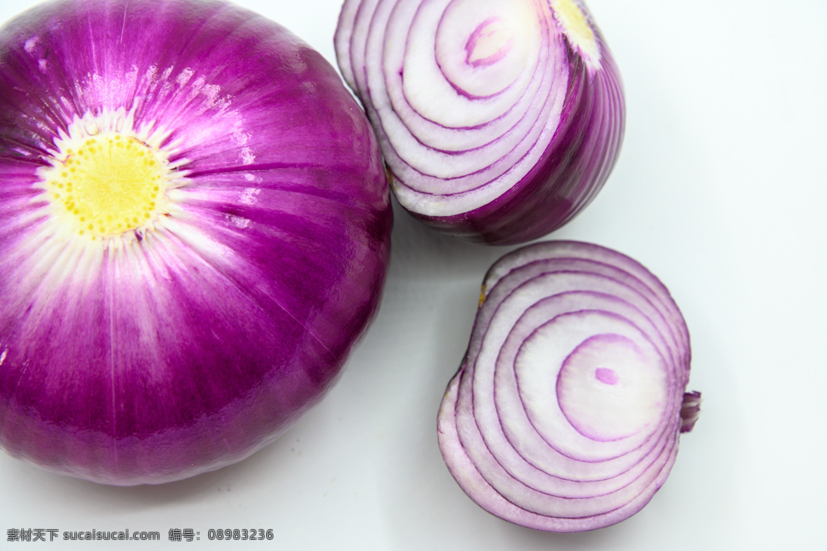 洋葱 圆葱 皮牙子 蔬菜 植物 农作物 食材 食物原料 葱 大葱 葱段 辣 辛辣 刺激 佐料 配料 切开 待加工的 生的 未熟的 紫色 绿色 白色 红色 白色背景 背景 简单背景 特写 静物 瓷盘 盘子 白色瓷盘 圆盘 圆形 食物 食品 健康 营养 膳食纤维 有机食品 绿色食品 健康食品 餐饮美食