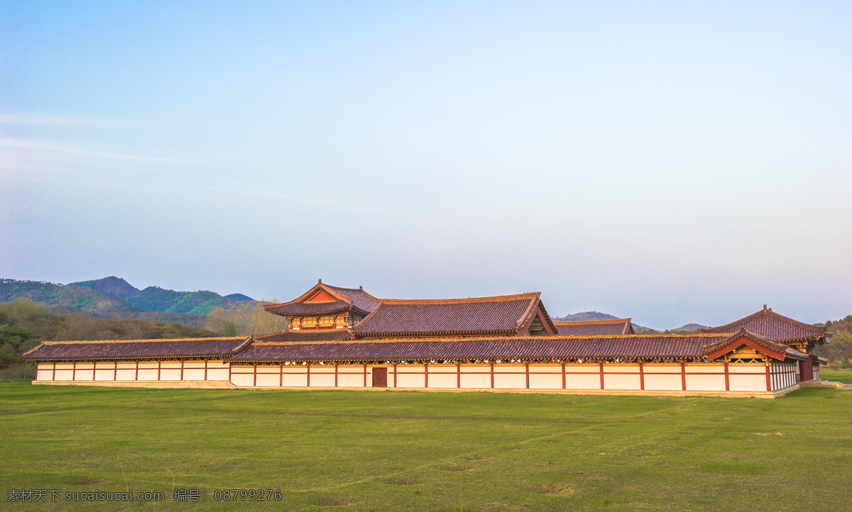 草地上的房子 草地 上 房子 高山 草坪 建筑物 其他类别 环境家居 建筑设计 白色