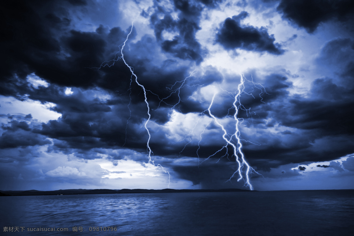 电闪雷鸣 下 大海 海面 闪电 打雷 乌云 自然景象 山水风景 风景图片