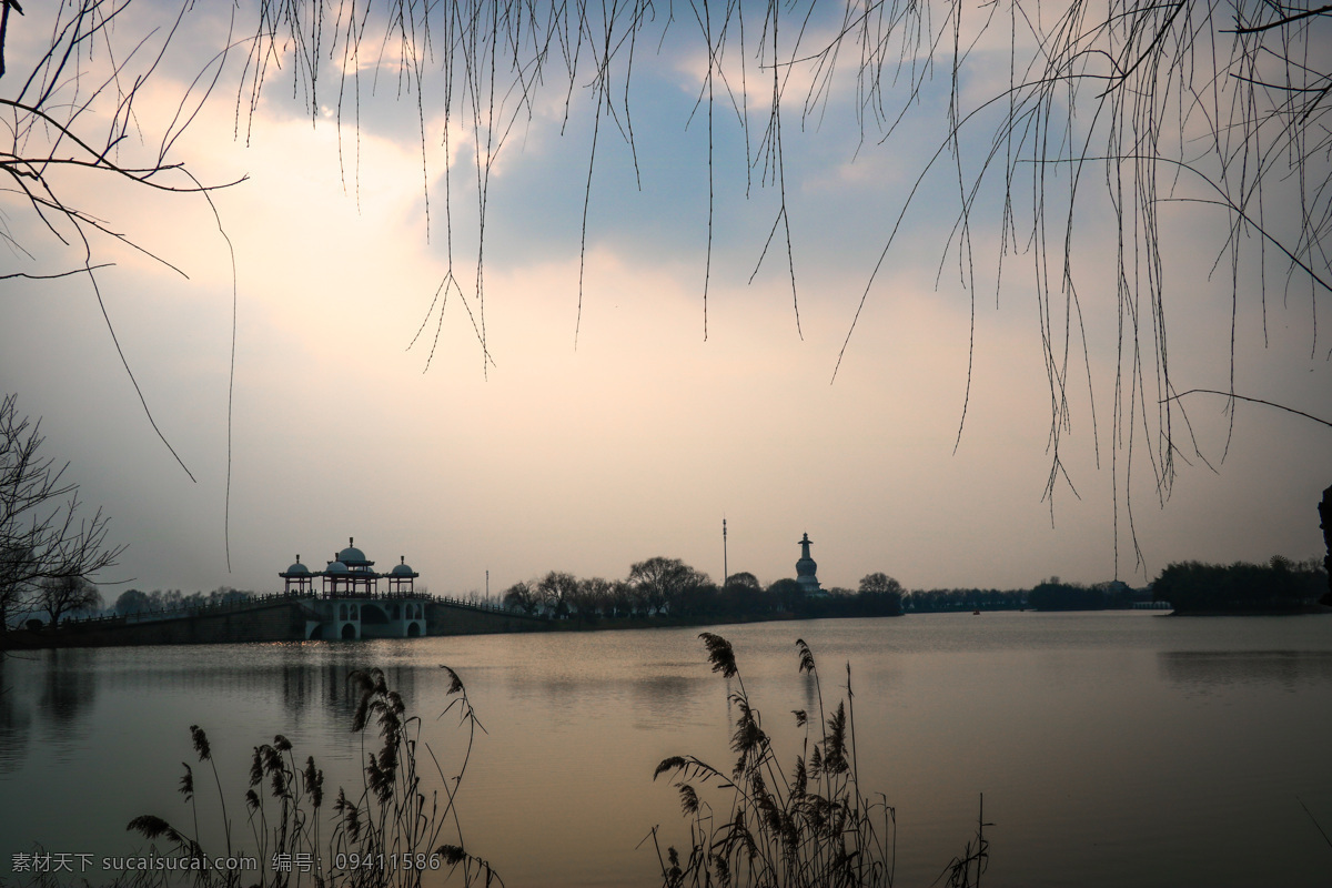 湖 湖面 湖水 芦苇 柳条 黄昏 蓝天白云 倒影 自然景观 自然风景