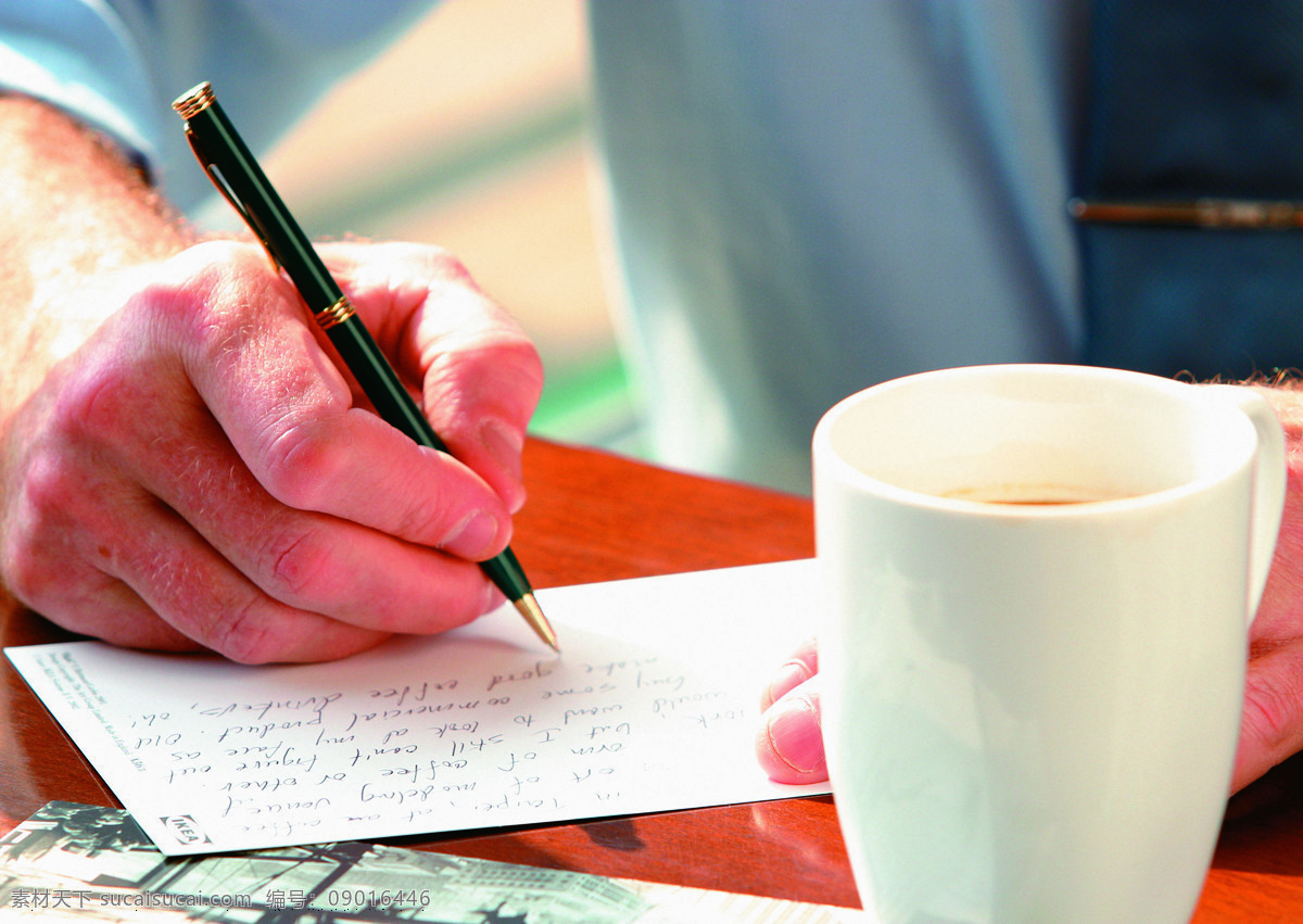 书写 咖啡杯 咖啡 白色咖啡杯 陶瓷 精致 写字 手势 明信片 男士 桌面 商务休闲 笔 手写 签写 品味生活 高清图片 咖啡图片 餐饮美食