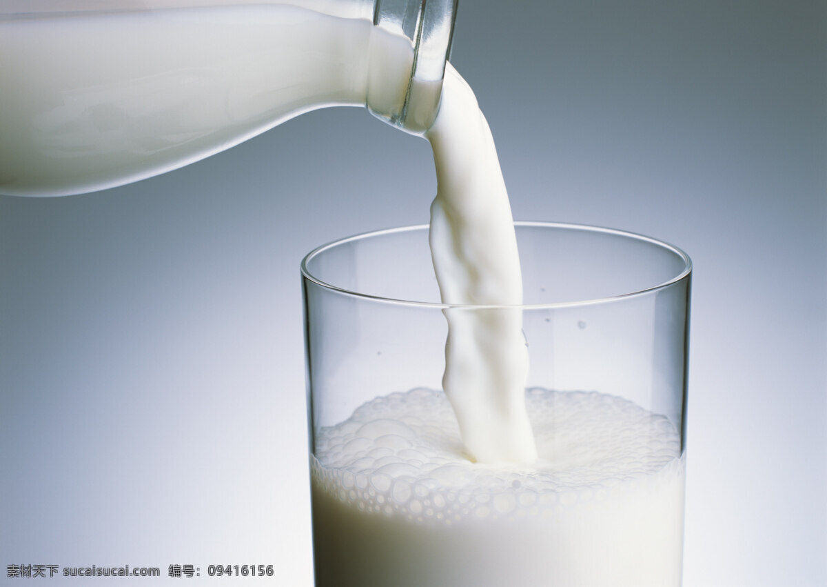 倒牛奶 杯子 容器 牛奶 动感牛奶 动感液体 乳白色液体 动感 饮品 饮料 餐饮美食 酒水饮料 灰色
