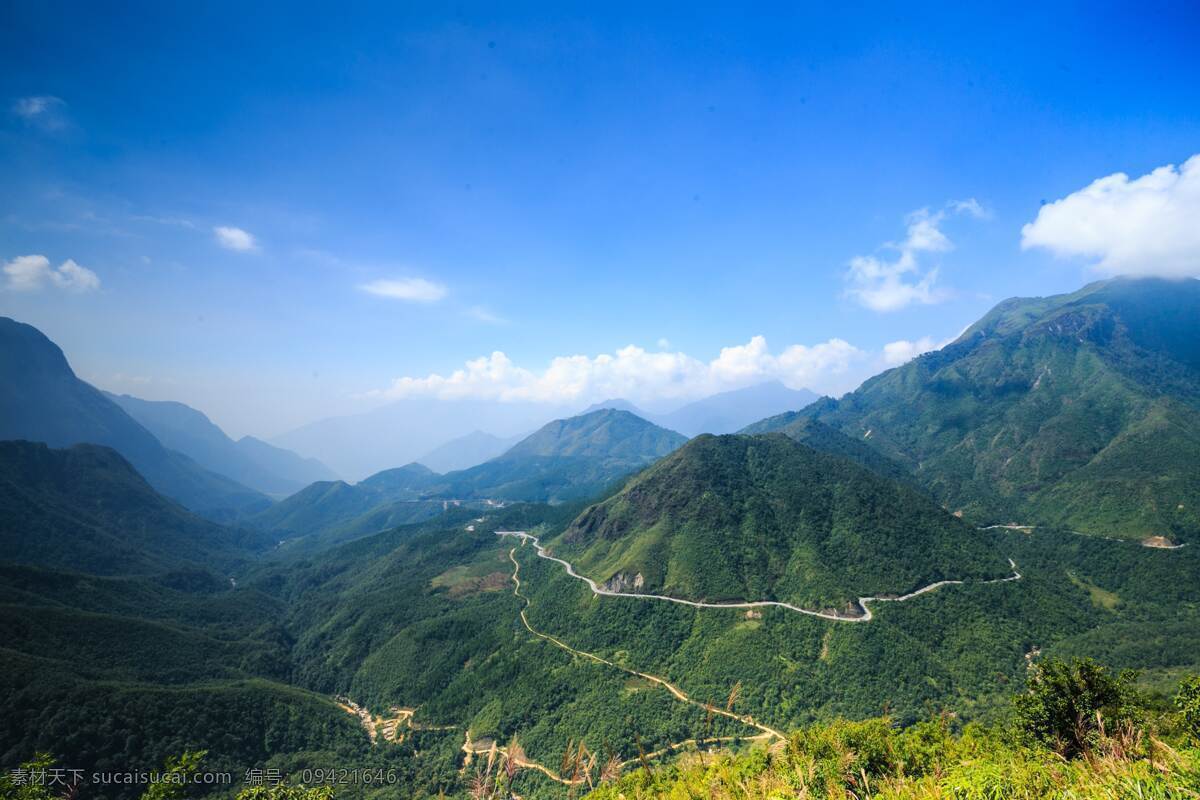 山顶 俯视 山 远眺 蓝天 白云 天空 云 自然 全景 风景 群山 城镇 城镇俯视 山顶俯视 山脉 森林 旅游 俯瞰 自然景观 山水风景