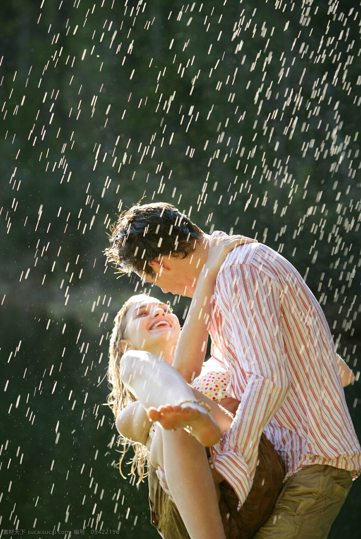 伴侣 恩爱 夫妻 高清图片 合影 美女 亲密 情侣 雨 中 雨中的情侣 下雨 雨水 水珠 水滴 雨中 甜蜜 性感 帅哥 日常生活 人物图库 人物摄影 情侣摄影 psd源文件