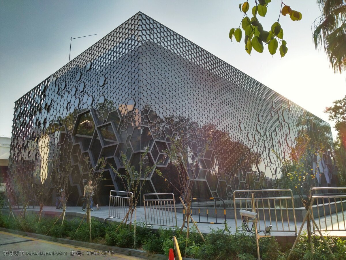 深圳华美术馆 建筑风景图 绿色环境 超景观 城市建筑 艺术中心 蜂窝特色建筑 自然景观 建筑景观
