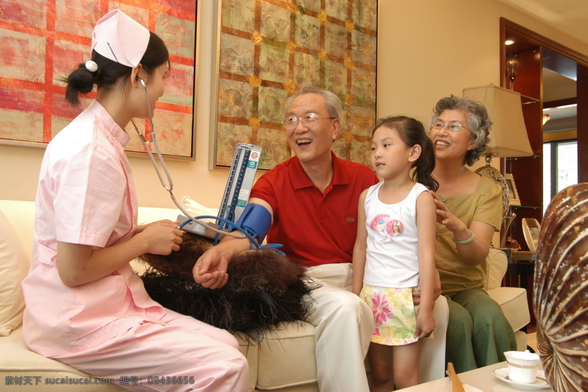 医疗服务 听诊 看病 护士 沙发 上门 就诊 出诊 医疗仪器 血压 量血压 物业 服务 笑容 装饰画 高端 尊贵 幸福 爷爷 奶奶 孙女 小女孩 一家人 三代同堂 室内 家人 别墅 绿城园区服务 日常生活 人物图库