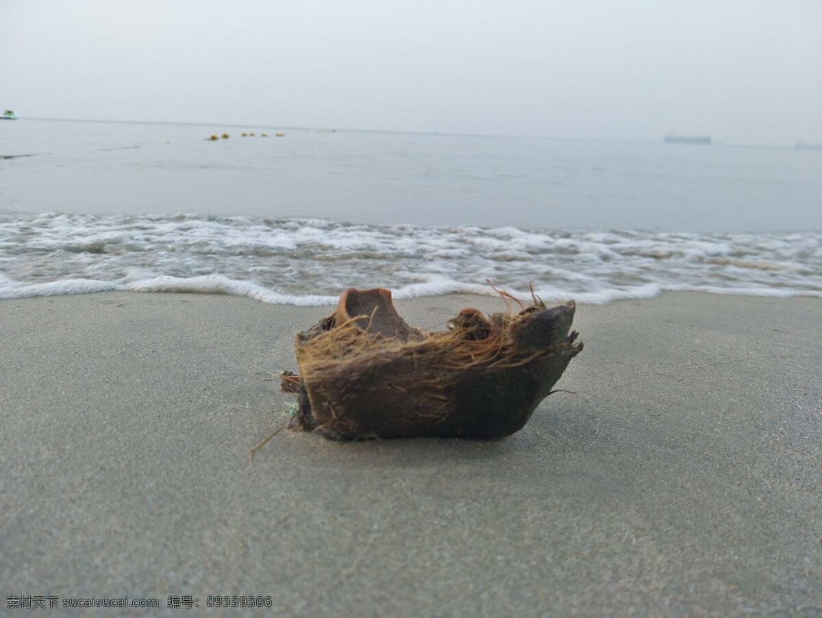一叶孤舟图片 大海 海边 椰子壳 浪花 背景 旅游摄影 国内旅游