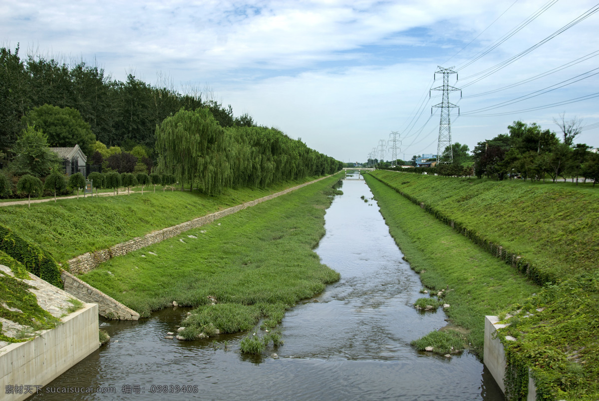 河道 高压线 输电线 电网 绿化 城市绿化 河岸 城市河道 水系统 缓流 小河 水渠 排水系统 环境 城市风光 自然风景 自然景观