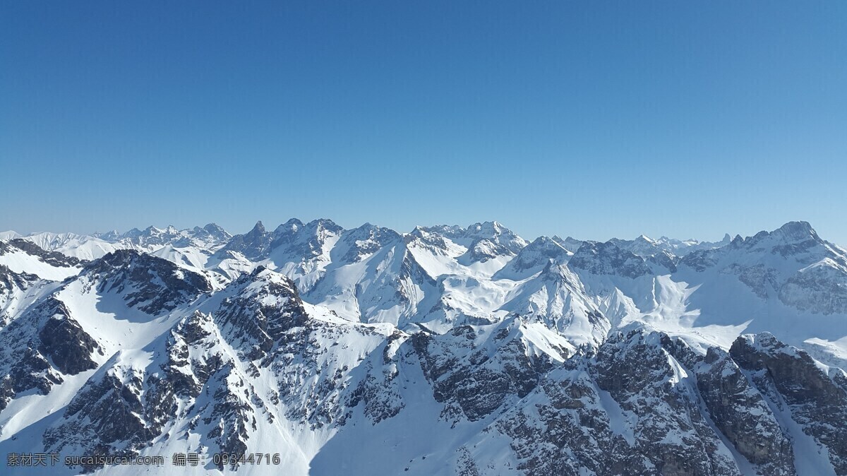 蓝天下的雪山 蓝天 雪山 山脉 高山 地理 地貌 壮观 壮丽 河山 群山 蔚蓝 寒冷 寒冬 冬季 冬天 高清 极地 蓝色 背景 滑雪场 雪景 大雪 自然景观 自然风景