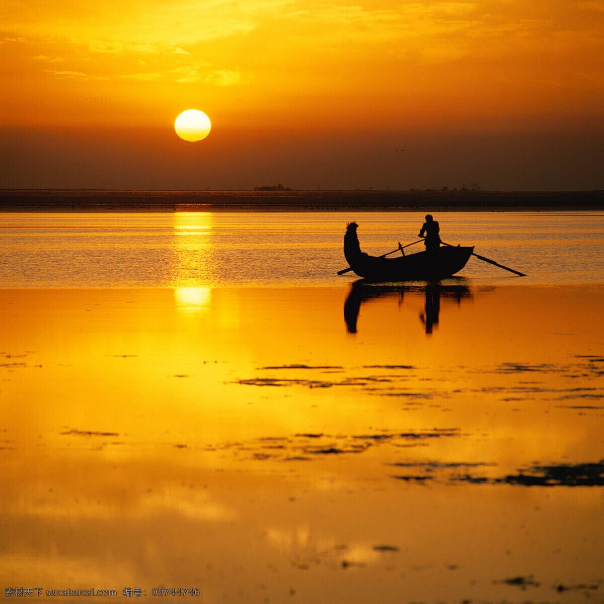夕阳 渔船 湖水 湖面 沙滩 船浆 美景 自然风景 自然景观