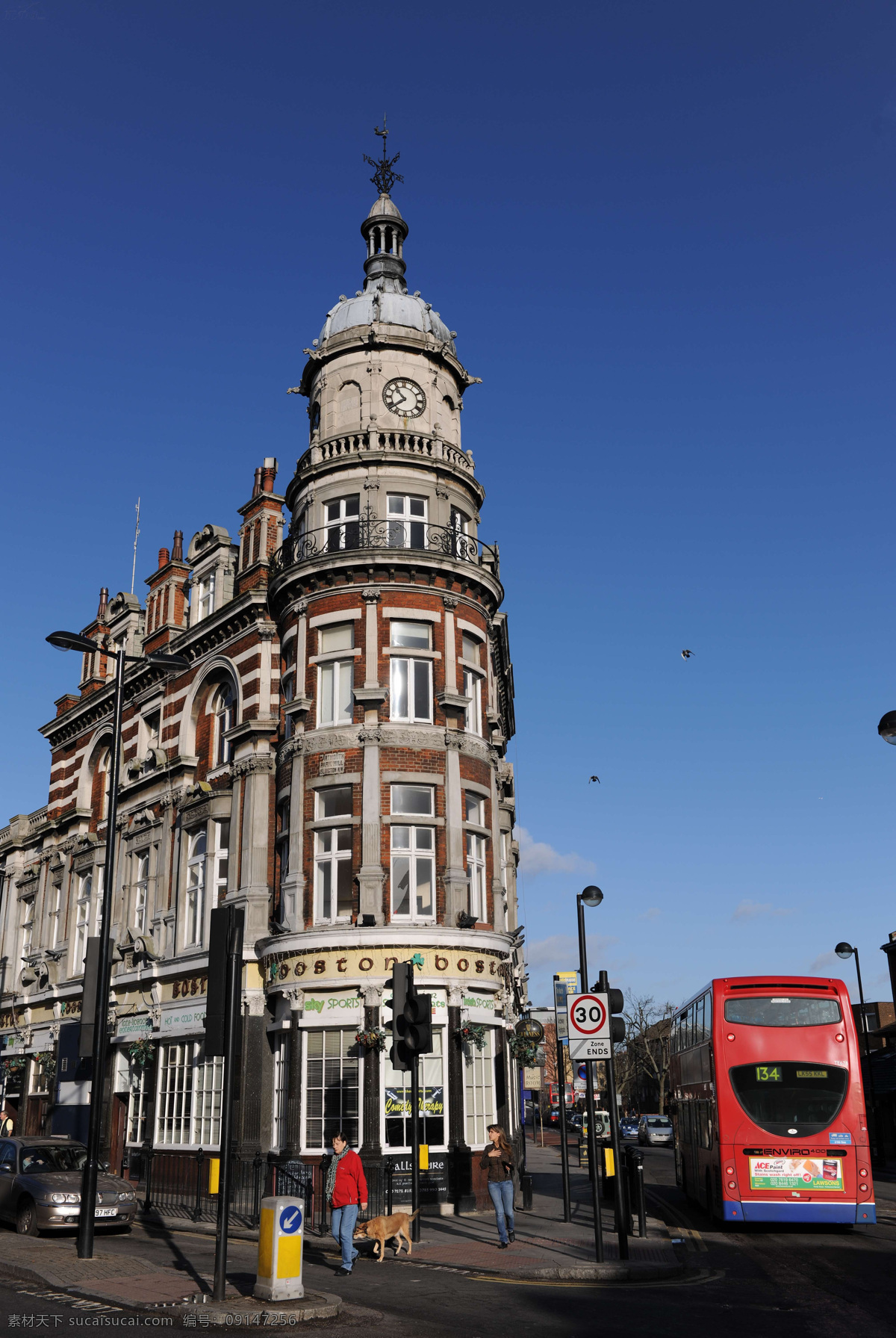 英式 建筑 三叉 路口 欧洲建筑 国外建筑 都市 法国 意大利 英国 英格兰 英式建筑 街道 大街 街边 蓝天 公交车 路人 狗 三叉路口 钟楼 路灯 建筑园林 建筑摄影