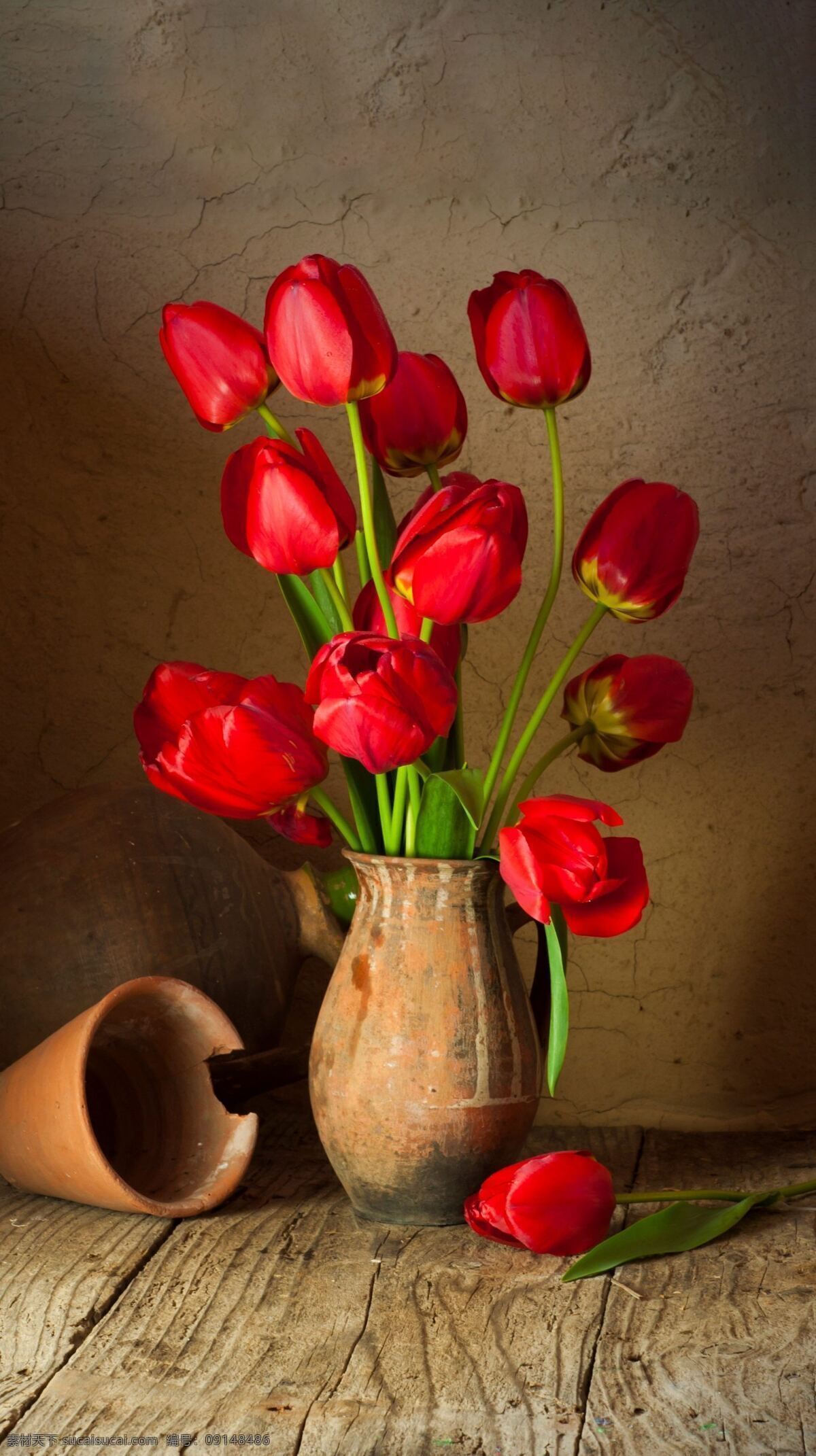 红玫瑰 陶瓷 花瓶 插花 自然 木制的 木板 桌子 红色 花束 特写 叶子 玫瑰 植物 花卉 浪漫 清新 茎 纯净 玫瑰花 情人节 静物 玫瑰花瓣