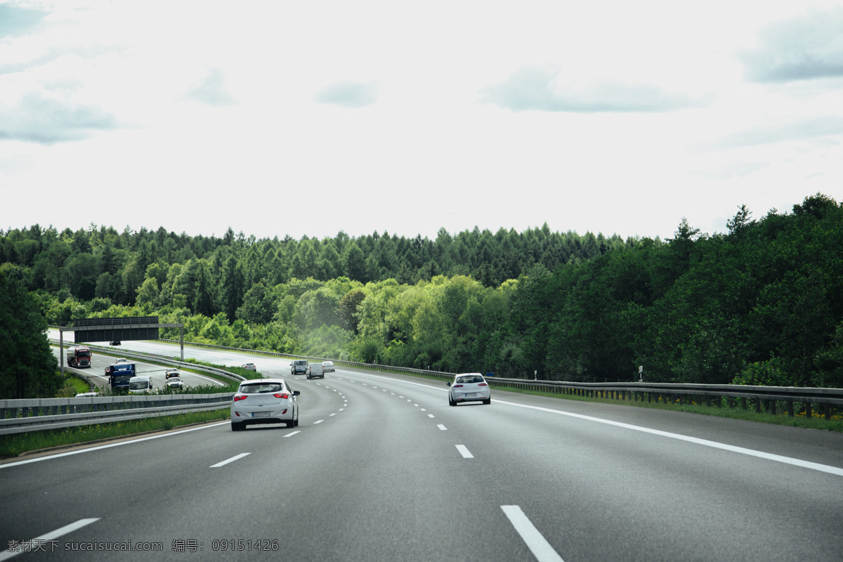 高速公路 风景图片 天空白云 远山 树林树木 公路 汽车 科技创意 现代科技 交通工具