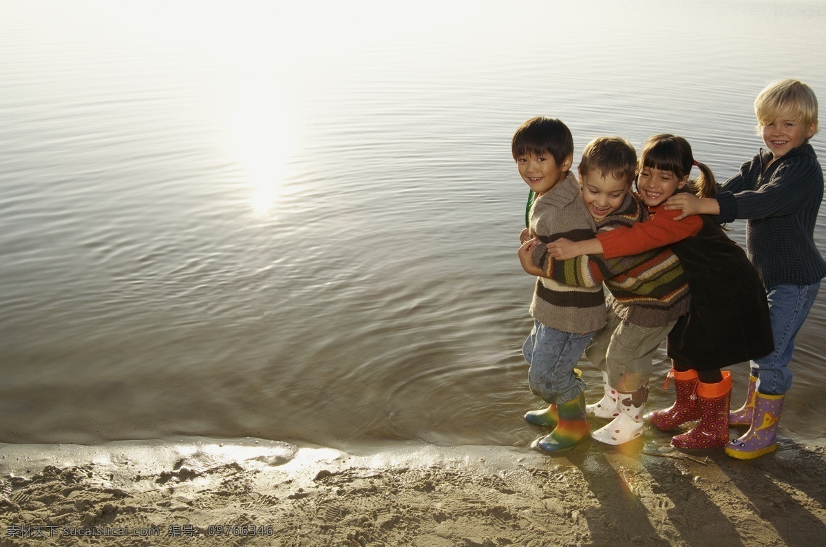 海边 上 开心 玩耍 儿童 沙滩 女孩 男孩 人物 人物摄影 人物素材 儿童摄影 小孩 儿童图片 人物图片