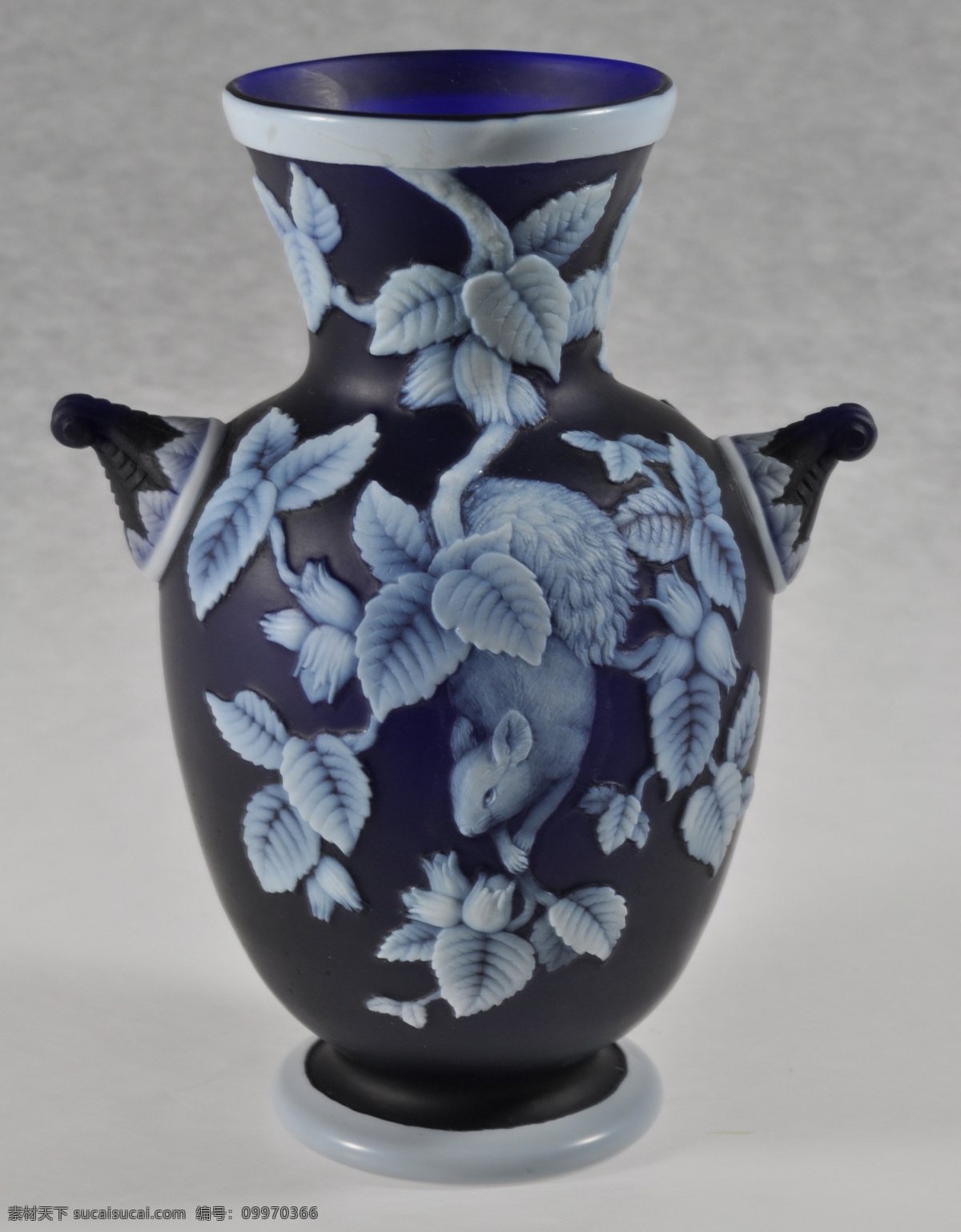 花瓶 陶瓷 花纹 蓝色 玻璃 雕花 传统文化 文化艺术