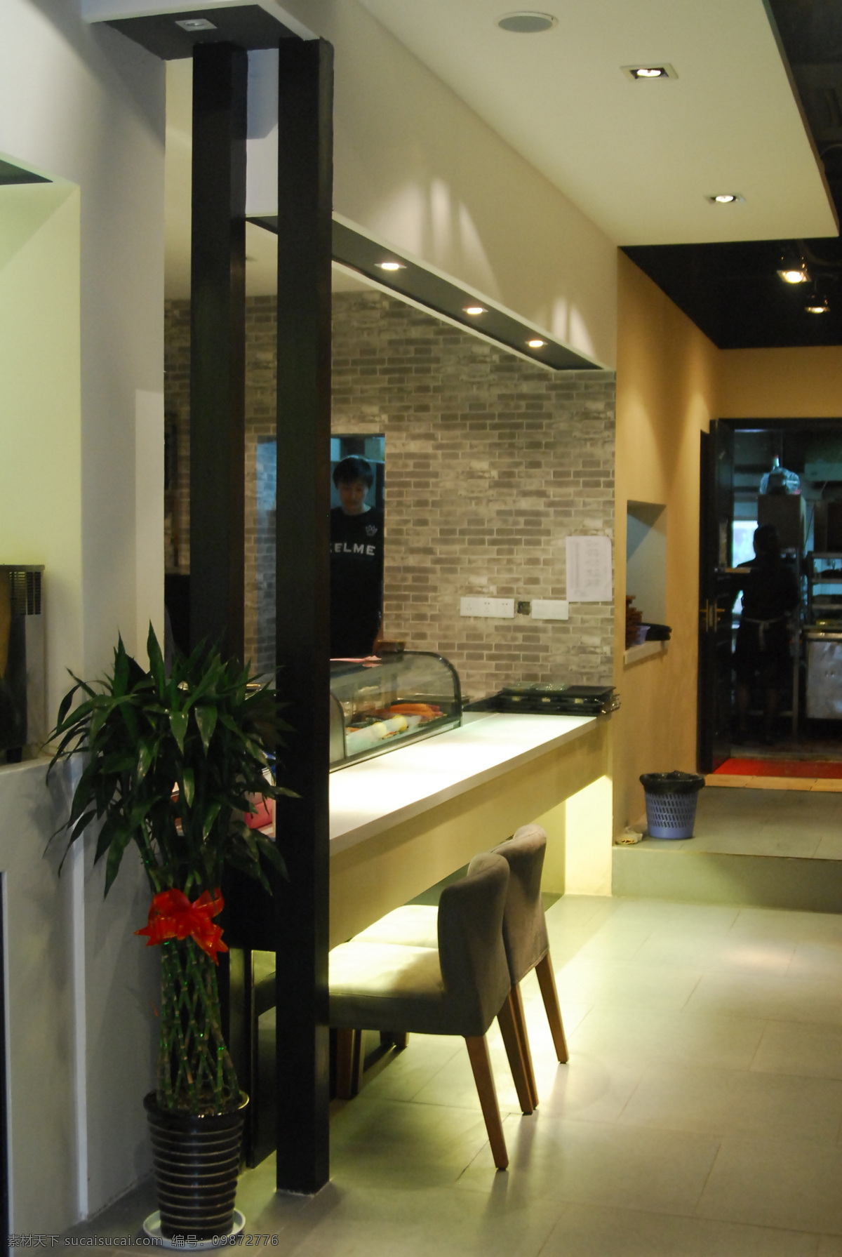 日本料理 店 室内 椅子 冷菜台 节节高盆景 垃圾桶 服务员 室内摄影 建筑园林
