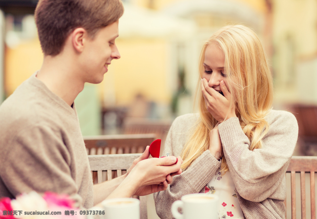 求婚时的情侣 求婚情侣 情侣 求婚 戒指 情侣戒指 金发