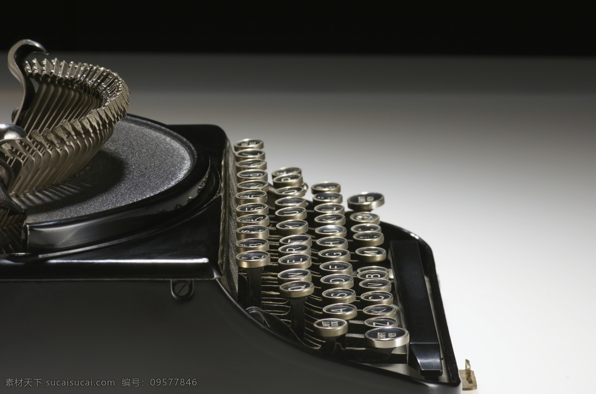 老式 机械 打字机 侧面 高清图片 物品 科技 科学 高科技 现代科技 金属 数字 光泽 冷色调 金属光泽 黑色 电脑数码 生活百科