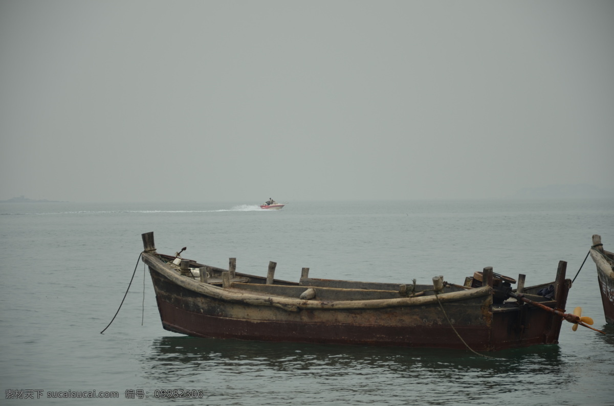 海边小船 船只 海边 停泊 小船 舢舨 一只 海水 青岛 石老人 交通工具 现代科技