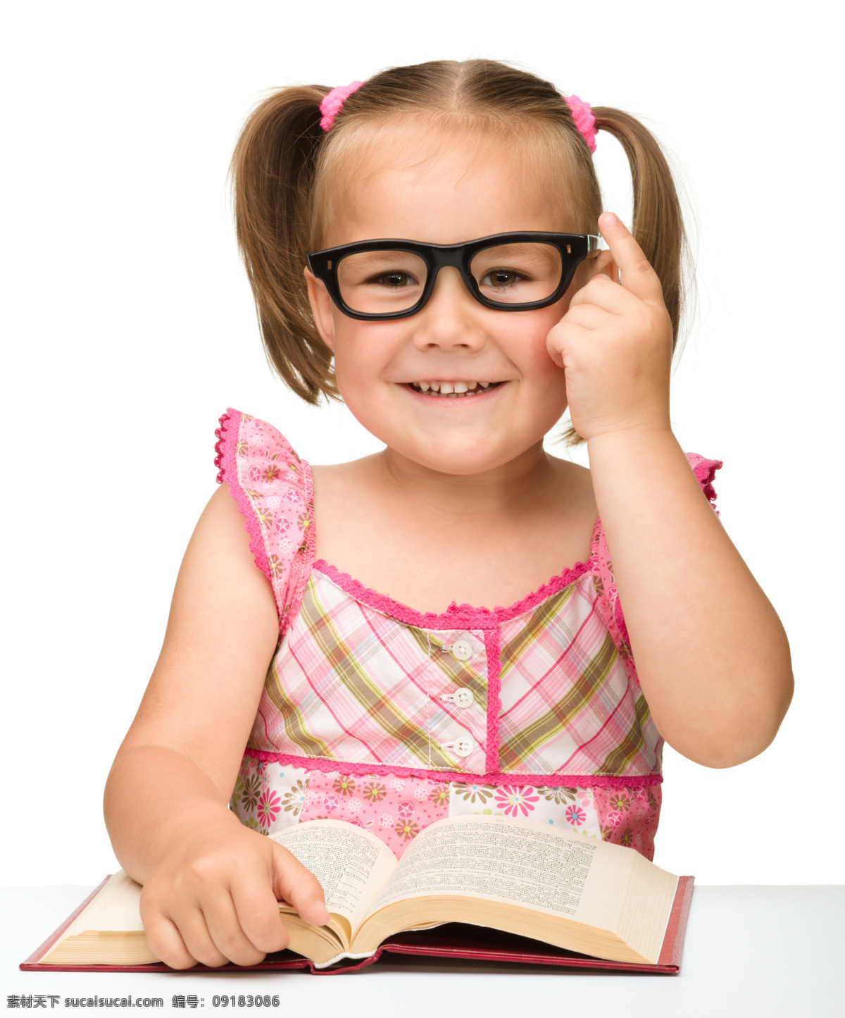 微笑 看书 女孩 黑边眼镜 学习 孩子 儿童 儿童幼儿 儿童图片 人物图片