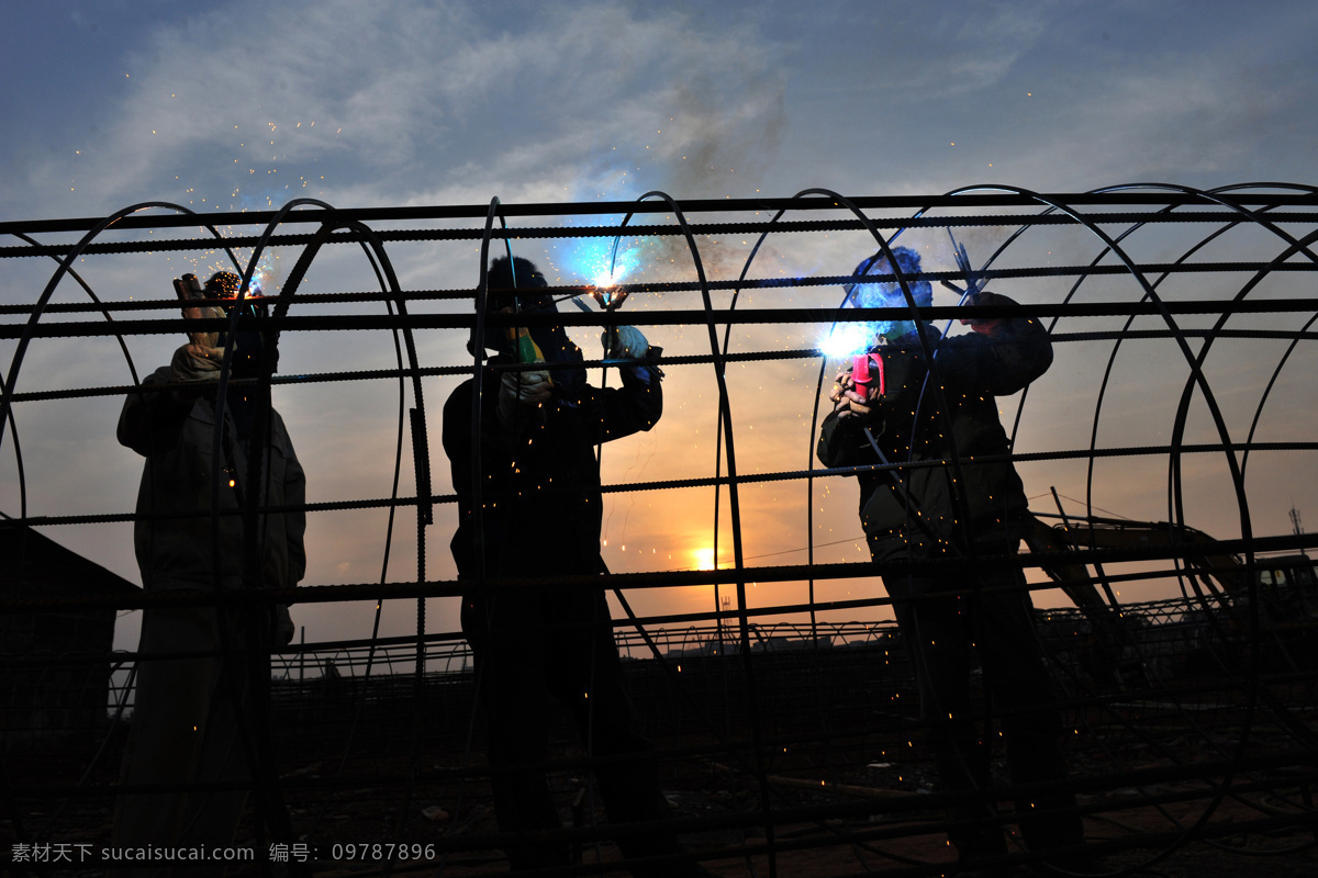 高清 夕阳 下 工人 钢结构 高清图片 高强度工作 夕阳下的工人 焊接工作 钢铁焊接 风景 生活 旅游餐饮