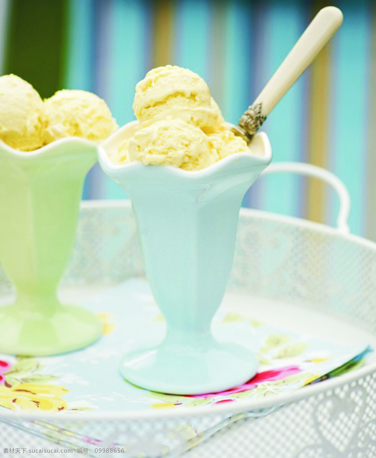 花式冰淇淋 花式 冰淇淋 奶油 香蕉汁 勺子 果盘 浅色杯子 蓝色 黄色 背景色 餐饮美食 西餐美食