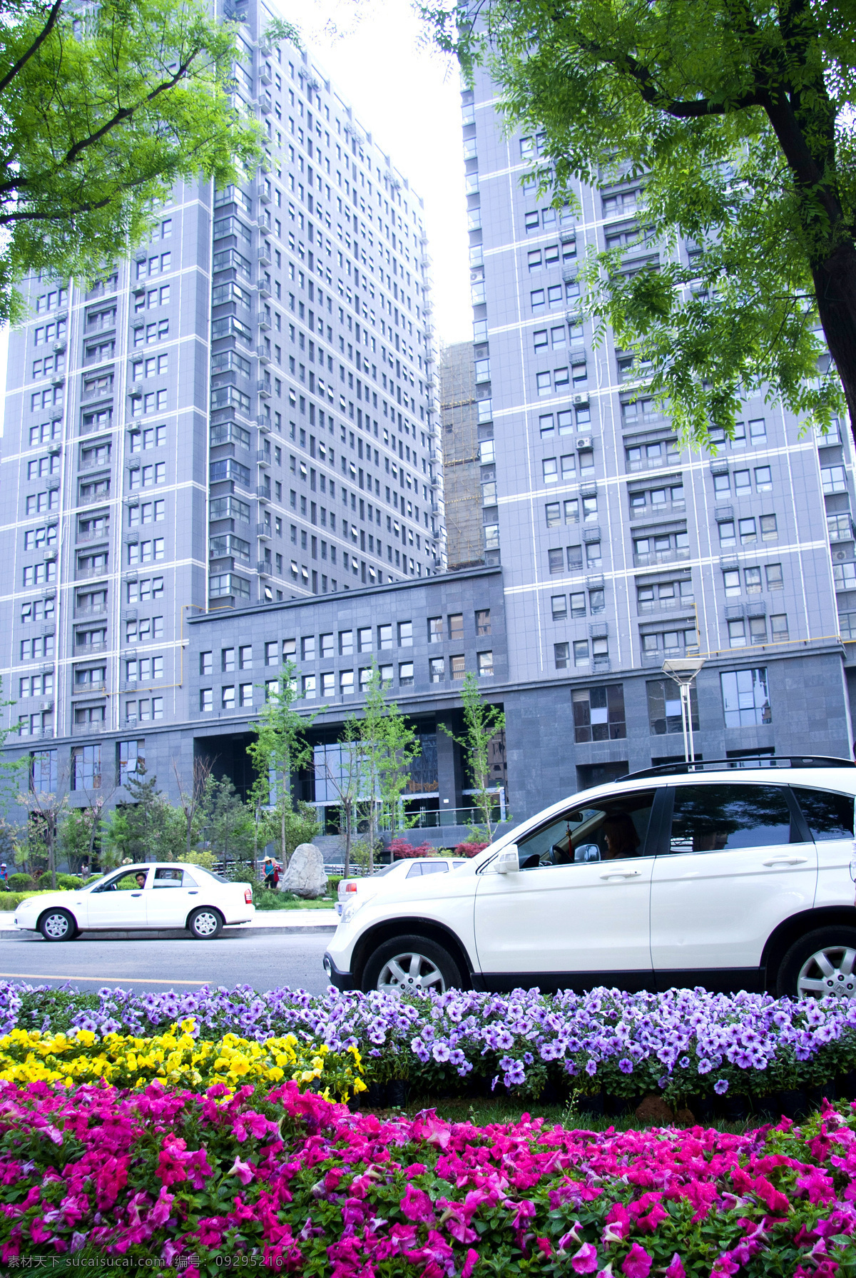 大楼 大厦 灯光 风景 公路 广告牌 建筑景观 交通工具 夜色 天空 上海 自然景观 商务 住宿 小区 汽车 现代科技 矢量图