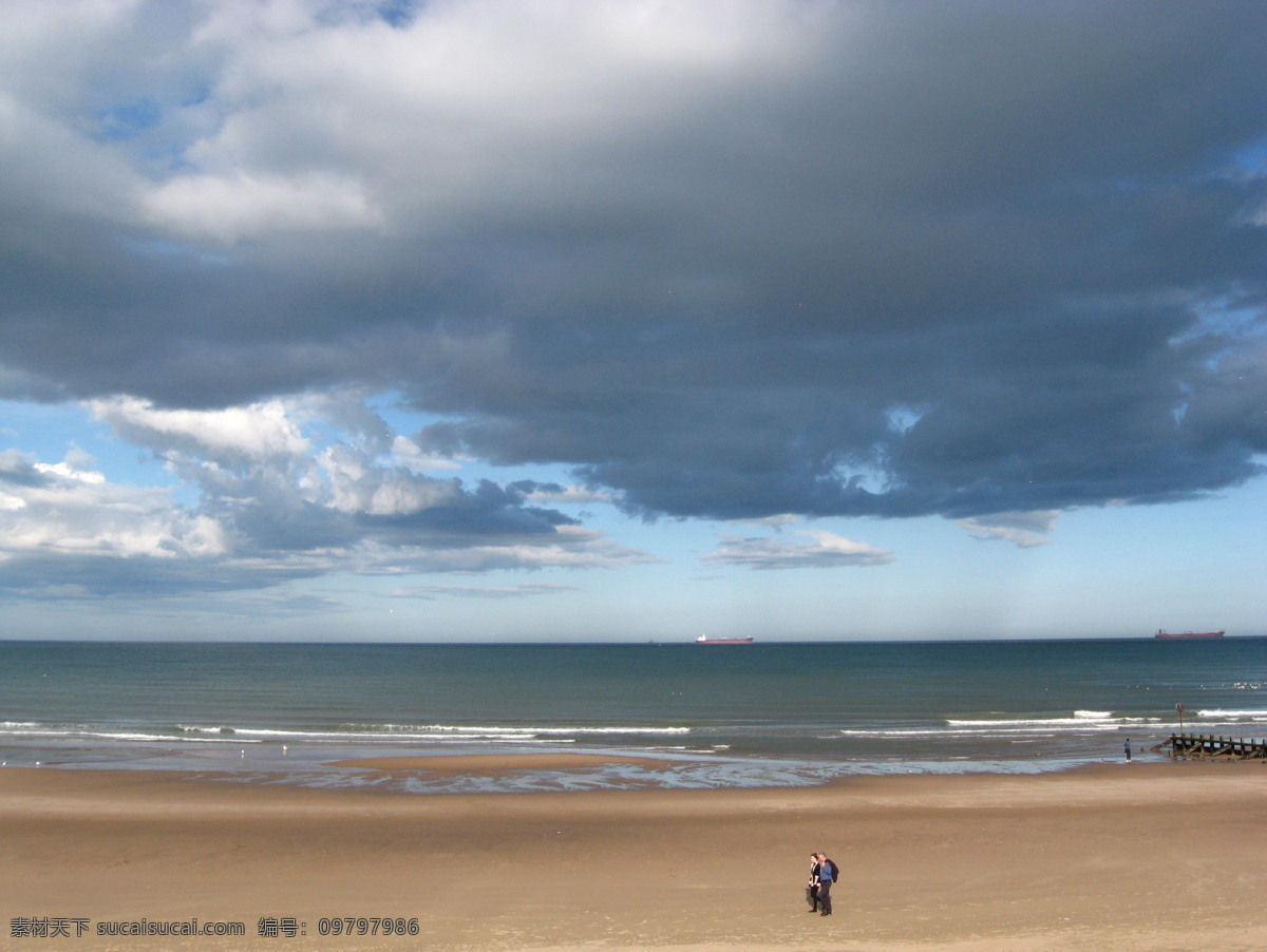 苏格兰 阿伯丁 海岸 国外旅游 海岸线 海滩 黄昏 旅游摄影 游人 大西洋 油轮 psd源文件