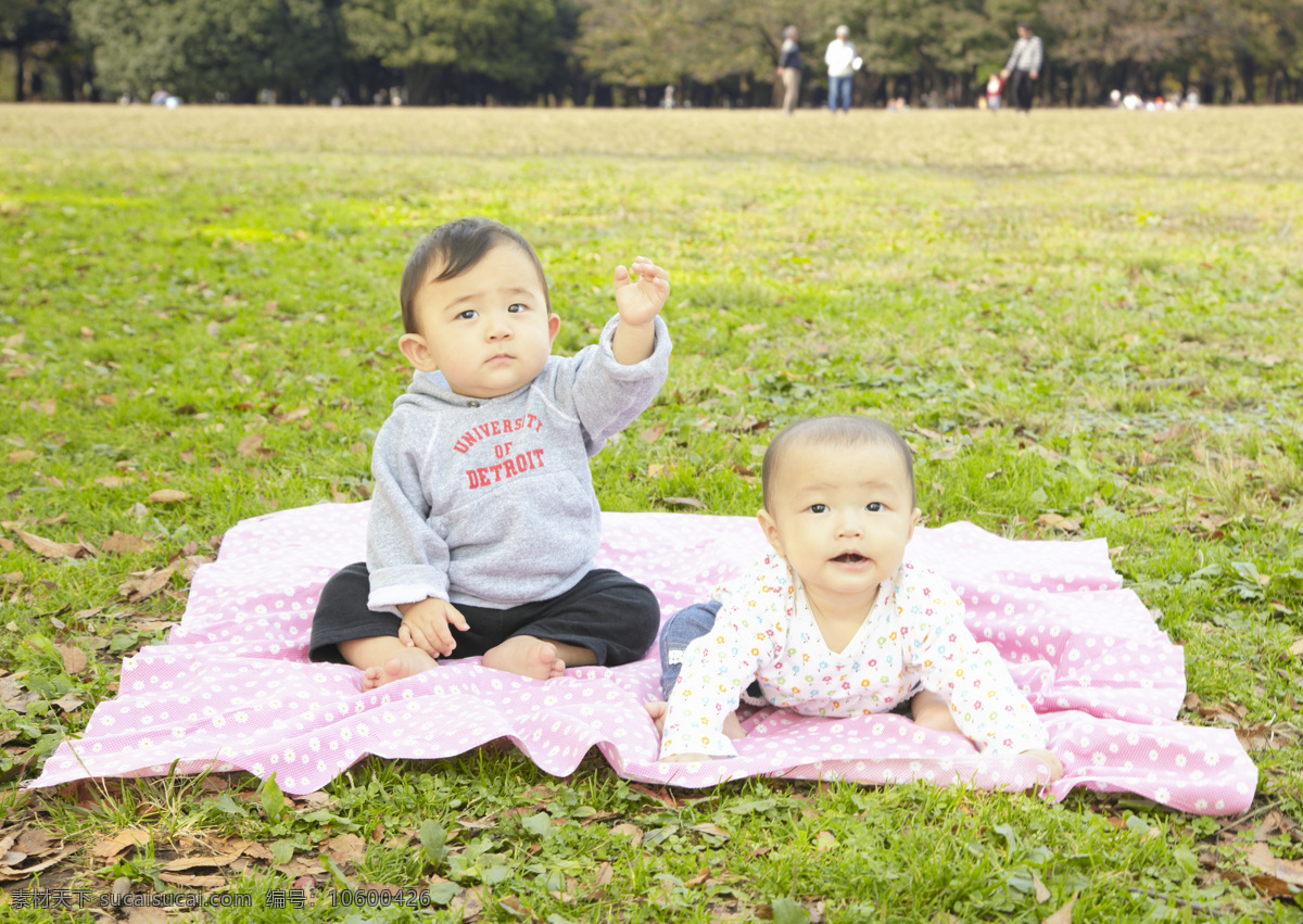 草地 上 健康宝宝 可爱 小宝宝 婴幼儿 婴儿 孩子 娃娃 幼儿 baby 摄影图 高清图片 宝宝图片 人物图片