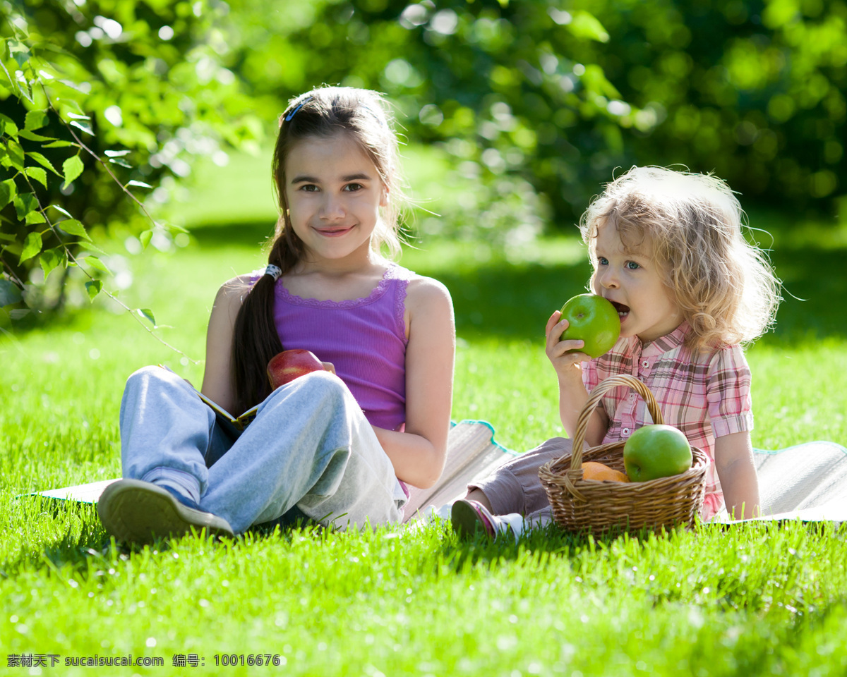 草坪 上 吃 苹果 小伙伴 朋友 儿童幼儿 竹篮 儿童图片 人物图片