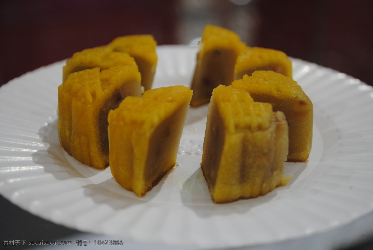 月饼 高档月饼 月饼素材 月饼图片 中秋节 夹心月饼 仲秋素材 仲秋月饼图片 切开的月饼 一盘月饼 节日素材