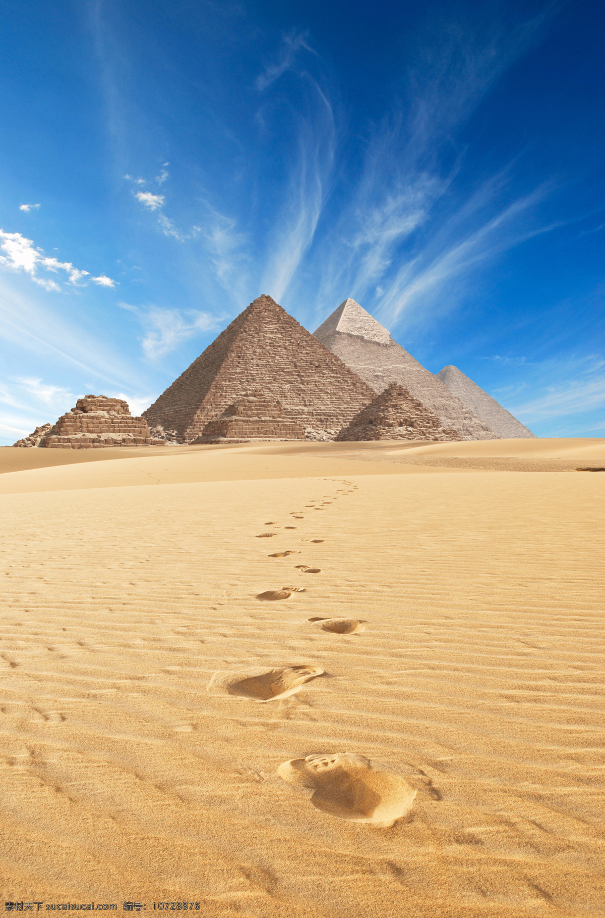 沙漠 上 金字塔 蓝天白云 沙漠风景 埃及旅游景点 金字塔风景 美丽景色 古迹 旅游胜地 自然风景 自然景观 黄色