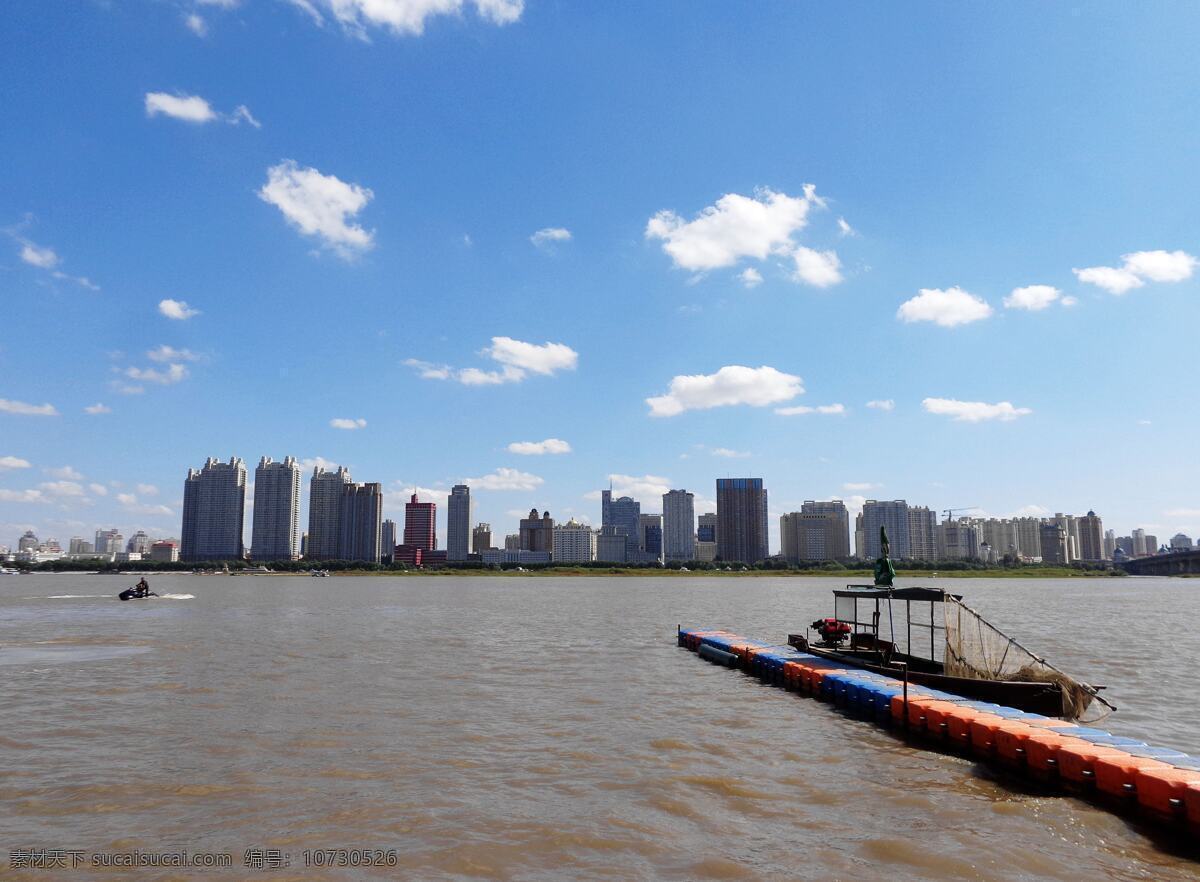 哈尔滨 松花江畔 风景 蓝天白云 江水 江面 建筑群 高楼 栈桥 游船 摩托艇 旅游摄影 国内旅游 蓝色