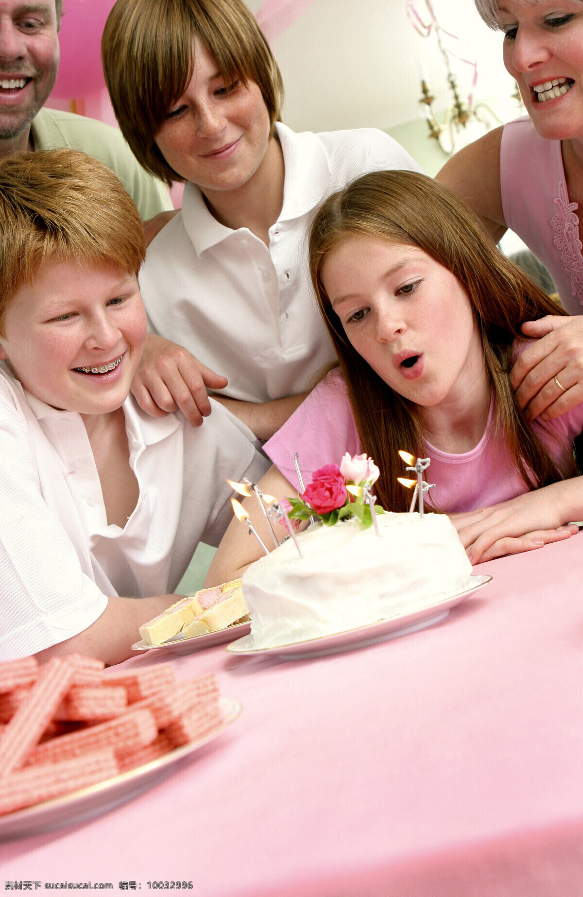正在 生日 一家人 人物 家庭 美满 幸福 亲情 温馨 过生日 蛋糕 吹蜡烛 生日图片 生活百科