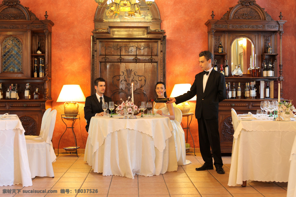 倒 酒 服务生 服务员 客人 食品 红酒 酒杯 外国男服务员 餐厅 餐饮 商务人士 人物图片
