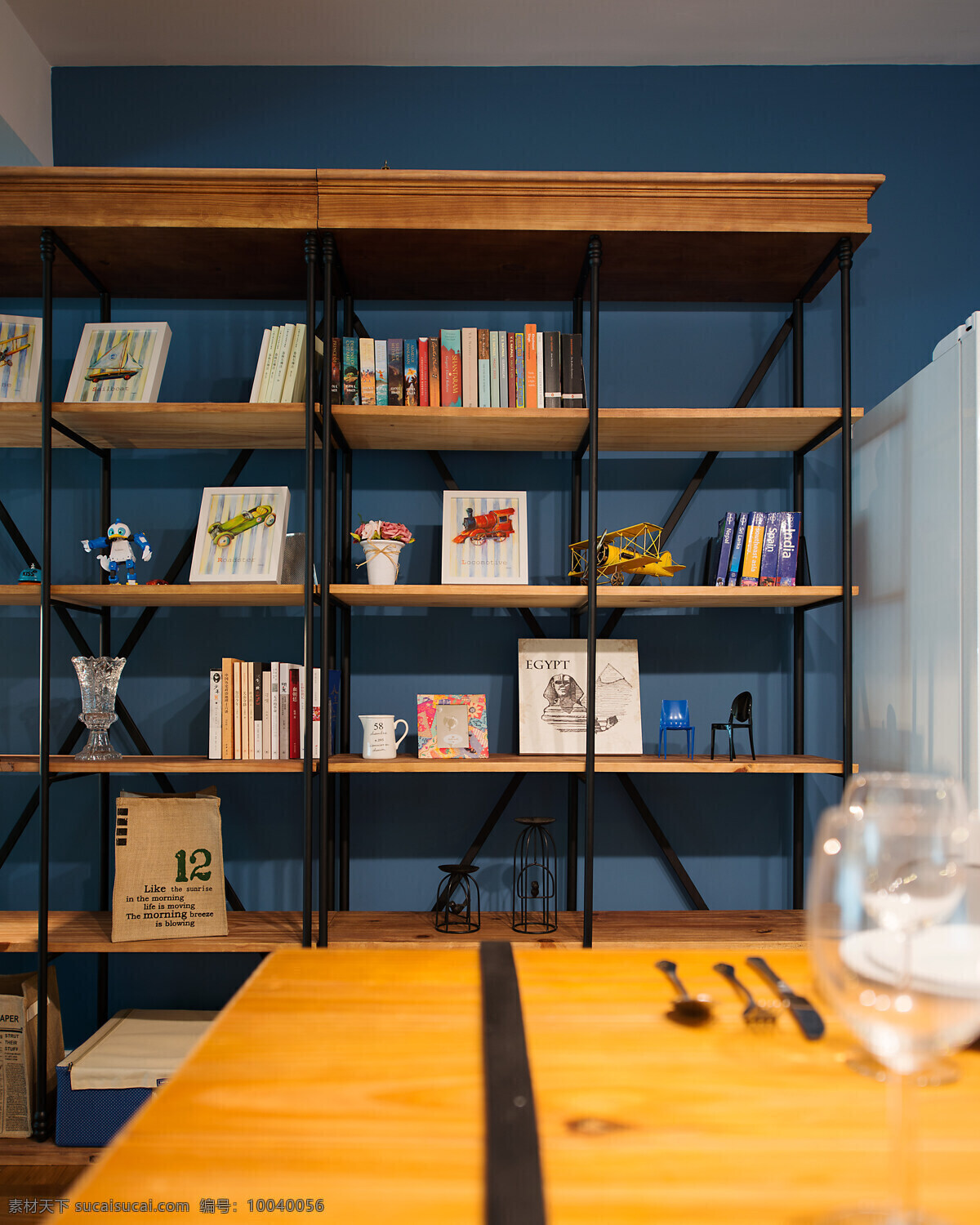 田园 客厅 木制 桌子 室内装修 效果图 蓝色背景墙 客厅装修 展示架 书架 木制餐桌