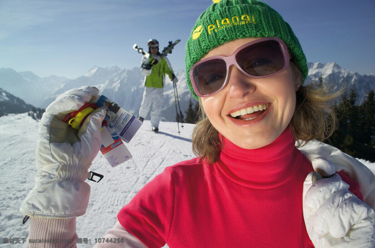 滑雪 冬天 运动 户外 户外运动 野外 手套 体育用品 体育 领先 太阳眼镜 眼镜 绿色帽子 国外小女孩 女孩 女人 雪橇 瑞士滑雪 瑞士风光 雪山 体育运动 文化艺术