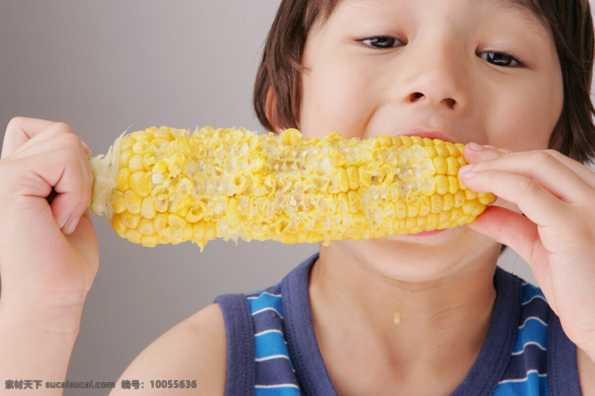 吃 玉米棒子 小 男孩 美食 美味 好味道 可爱 儿童 孩子 小男孩 生活人物 人物图片