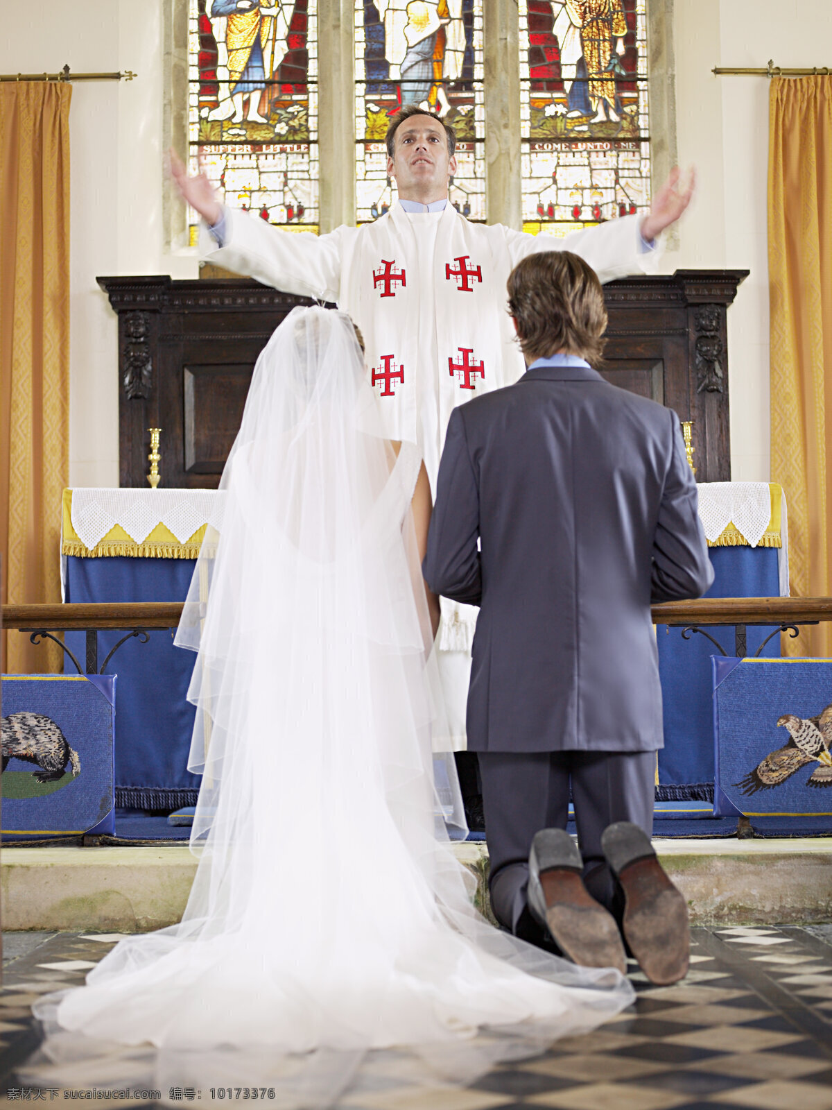 跪 神父 面前 新人 男人 女人 婚礼 婚纱 浪漫 西式婚礼 教堂 情侣图片 人物图片