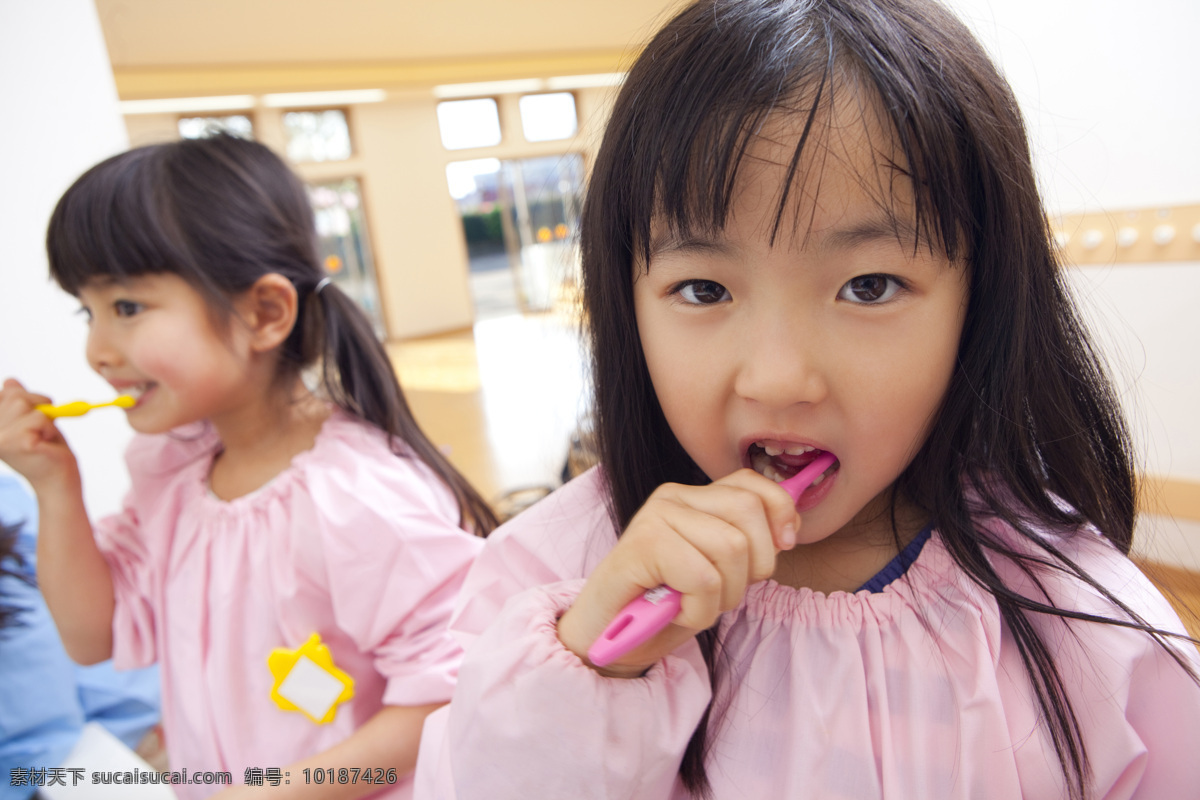 刷牙 小女孩 儿童 美女牙齿 保护牙齿 洁白牙齿 健康牙齿 口腔护理 人体器官 医疗护理 现代科技
