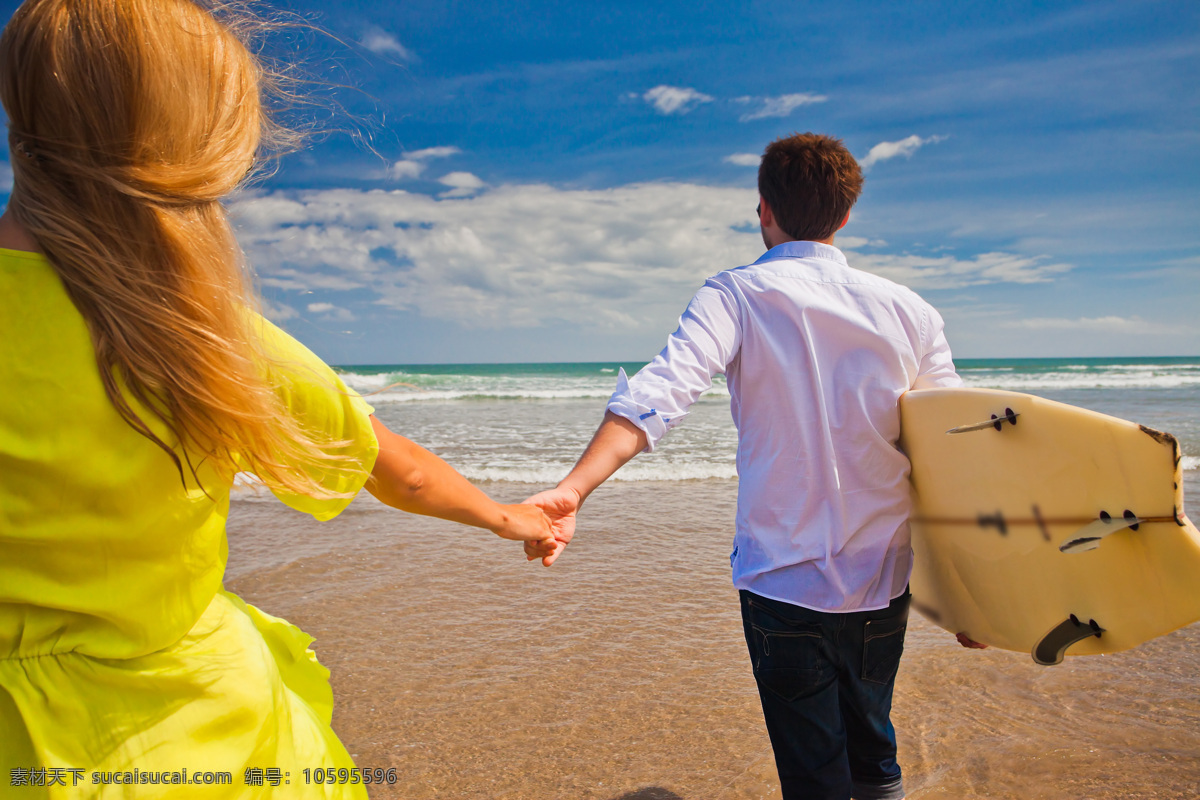 мужчина и женщина романтическая пара в белой одежде и солнцезащитных очках гуляют держась за ...